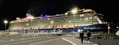 Mein Schiff 4 im Hafen bei Nacht