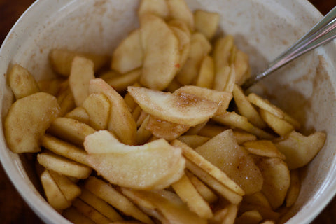 Mix the dry ingredients with the apple slices.