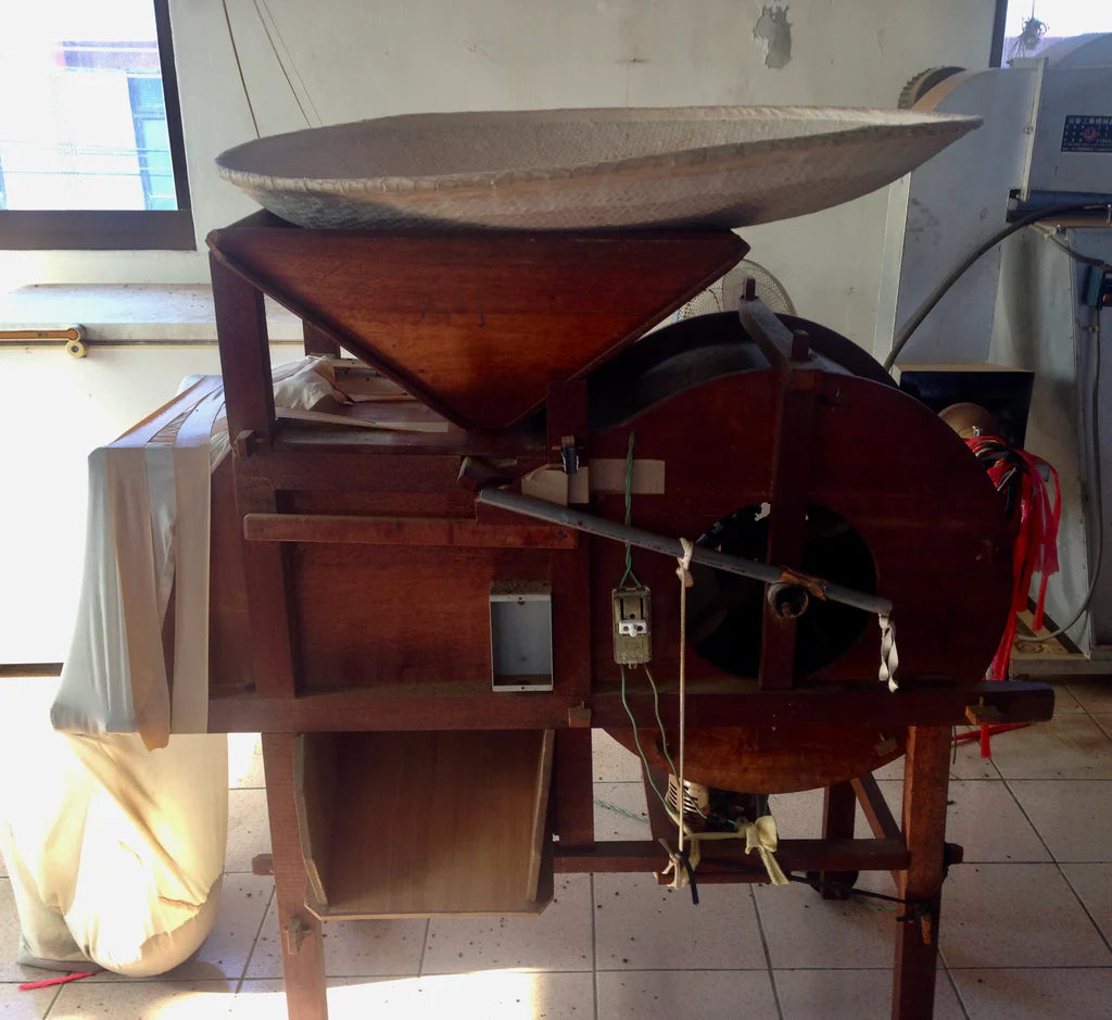 Wooden rice hulling machine used for sorting oolong tea leaves