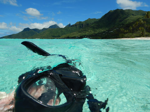 a dive mask in blue tahitian lagoon