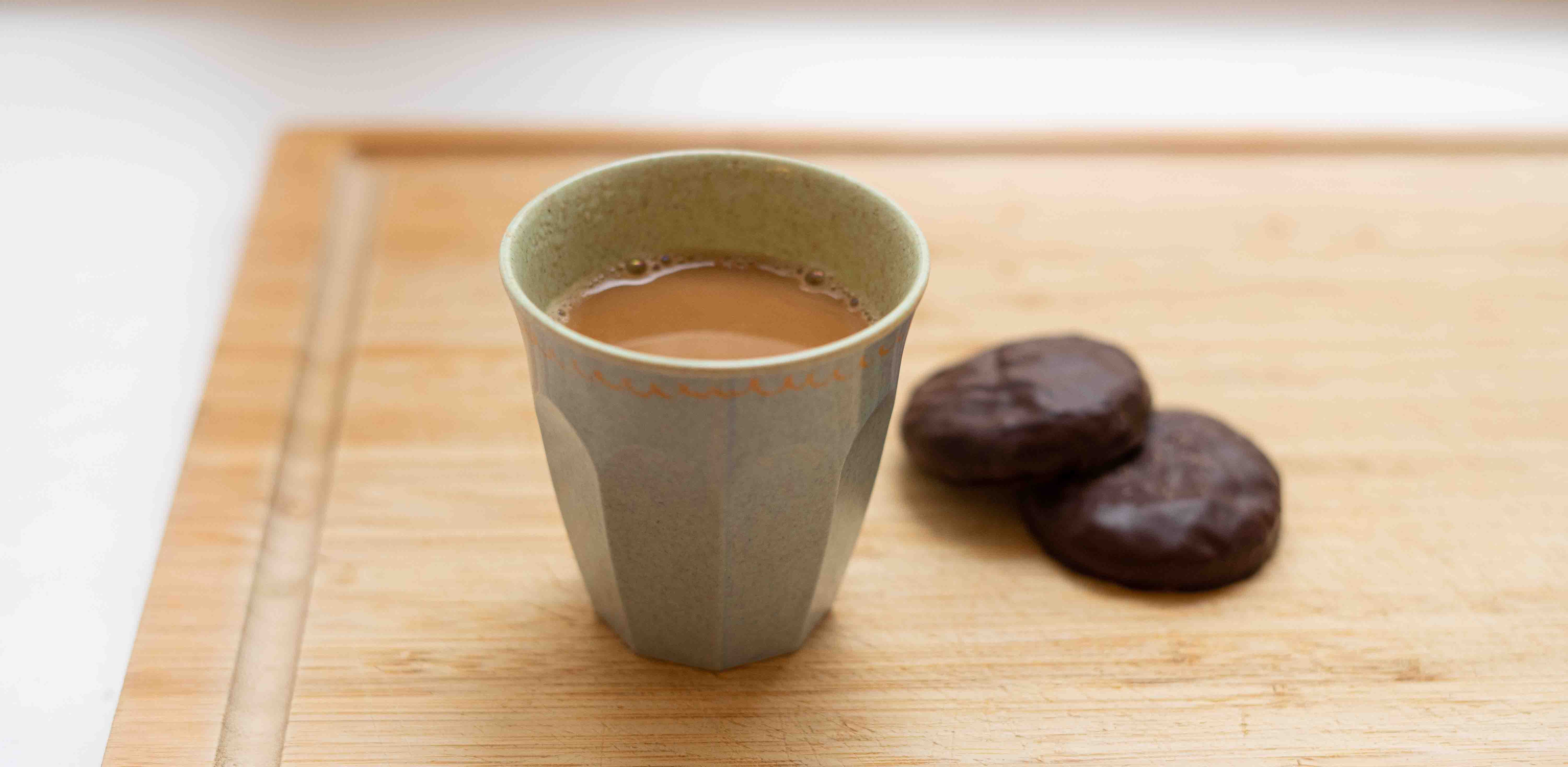 Indischer Masala Chai mit süßen Stückchen