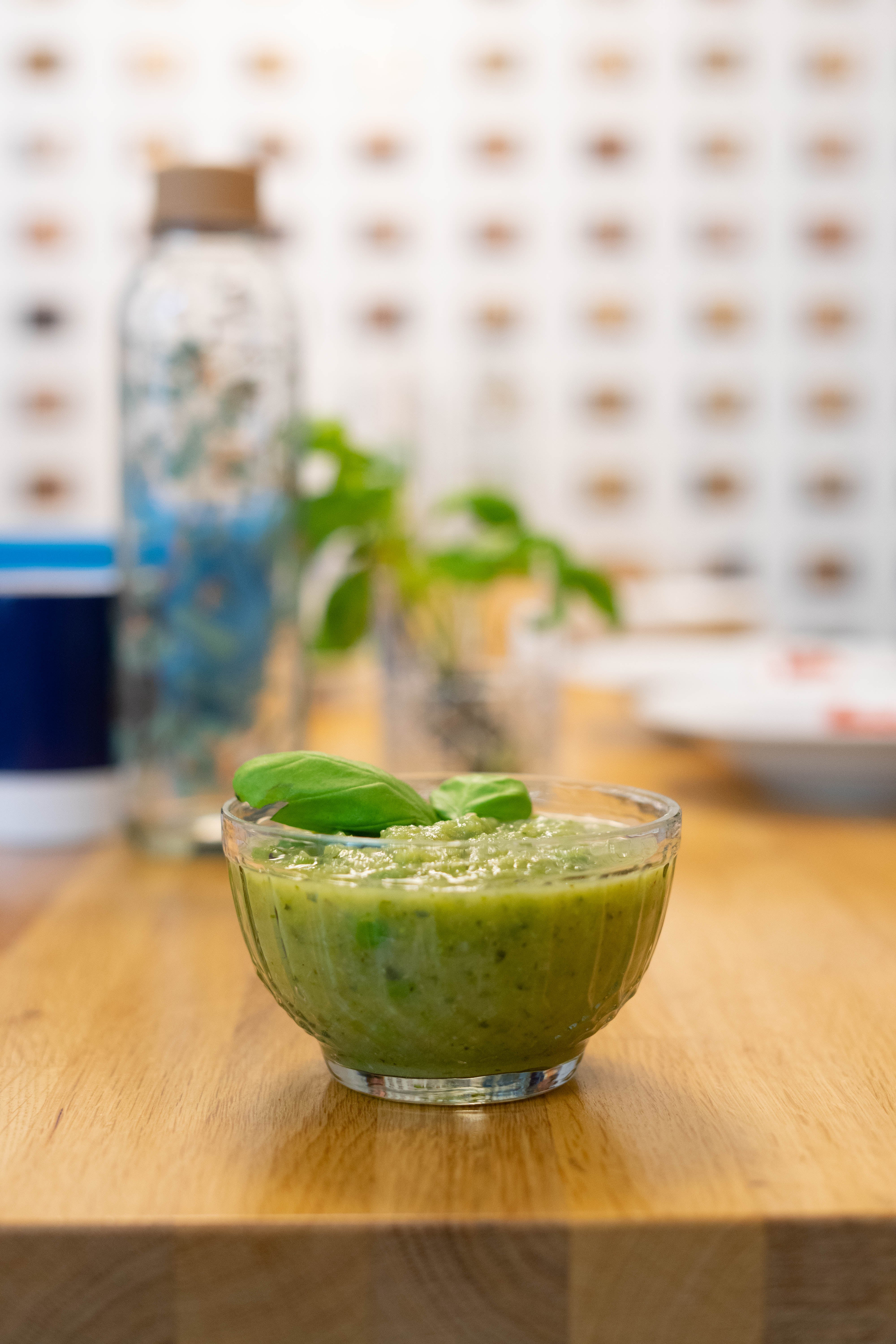 Zucchini Erbsen Suppe mit Basilikum