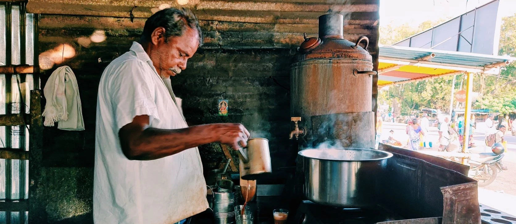 Masala Chai Straßenverkäufer Indien