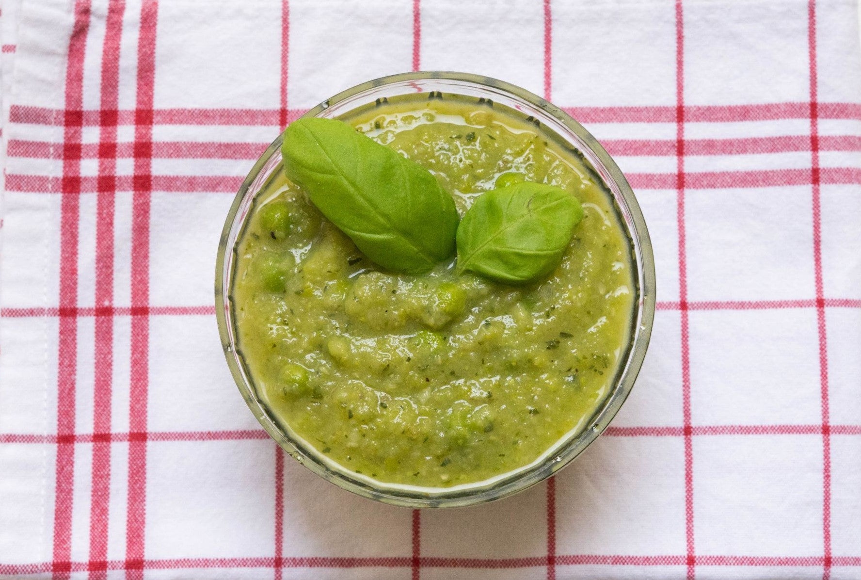 Zucchini Erbsen Suppe serviert