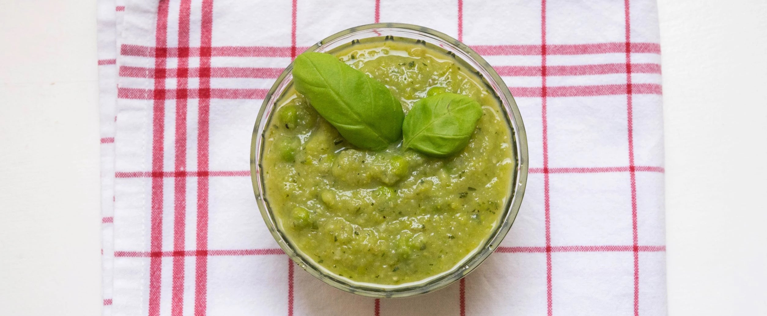 Zucchini Erbsen Suppe serviert