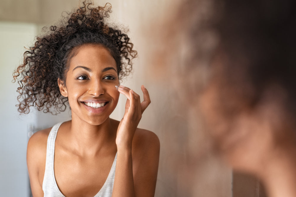 lady applying sunscreen to face