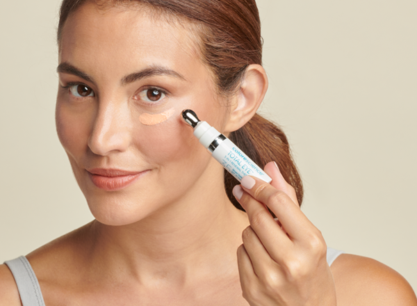 woman applying total eye 3-IN-1 RENEWAL THERAPY SPF 35