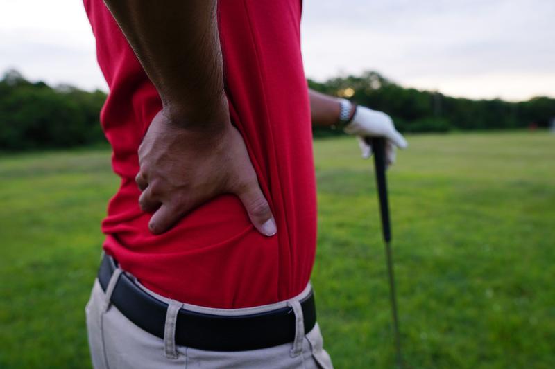 golfista con dolor en la lumbar
