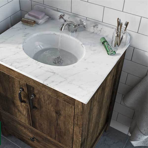 Design mit gealtertem Holzschrank und Marmorwaschbecken | Opa-Dusche