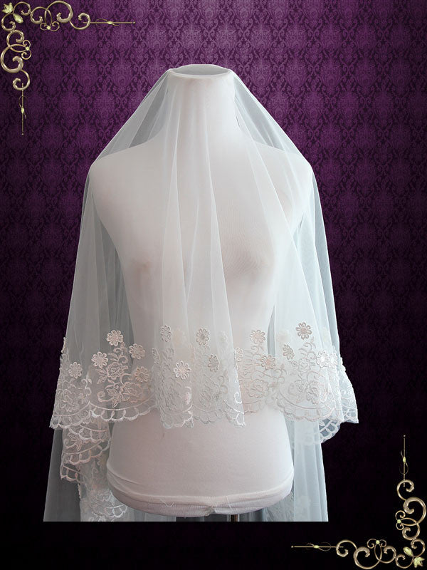 https://cdn.shopify.com/s/files/1/0251/3722/products/floral-lace-mantilla-veil-with-soft-tulle-vg1051-ieiedress_2.jpg?v=1535922833&width=600