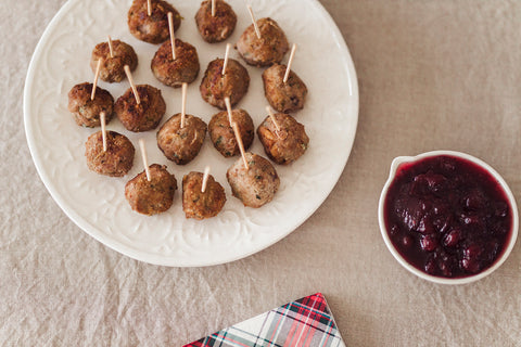 Appetizer dumplings with cranberry jelly