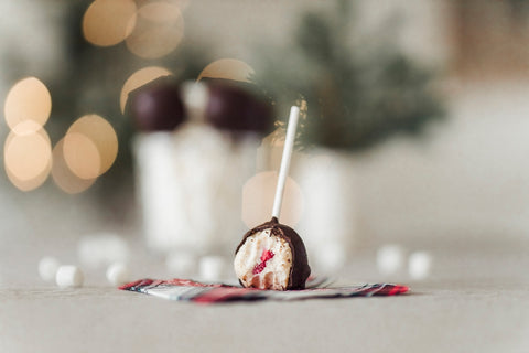 Image of the chocolate-raspberry cake pops recipe by Les Belles Combines