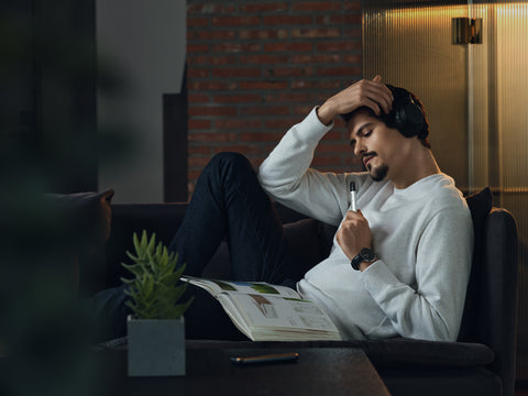 homme qui vapote sa nouvelle cigarette électronique