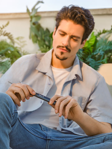 homme qui à choisi sa cigarette électronique