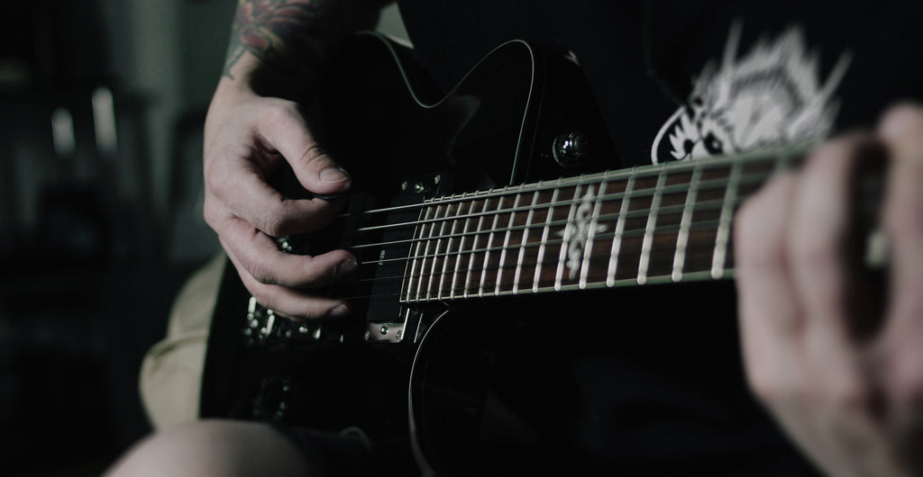 tocando-la-guitarra-hombre-blanco y negro