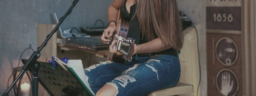 mujer tocando la guitarra