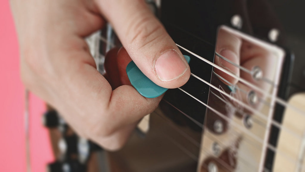 how-to-hold-guitar-pick