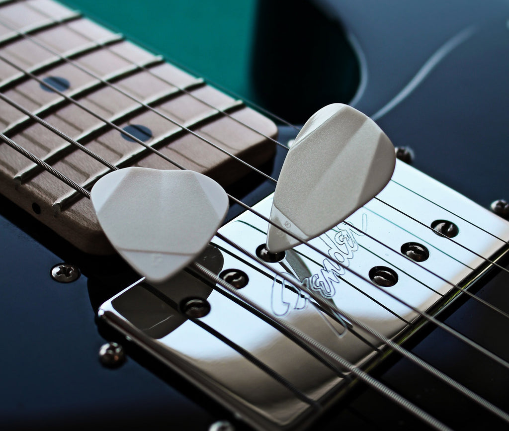 How to choose the right guitar pick - ROMBO