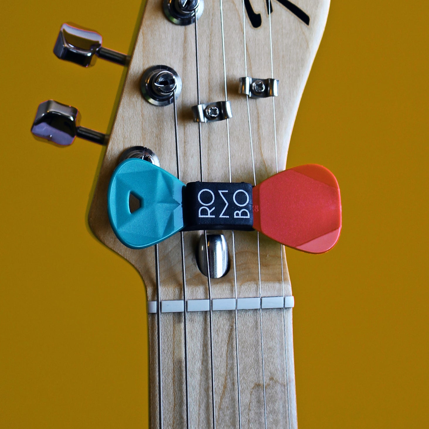 bass guitar string holder