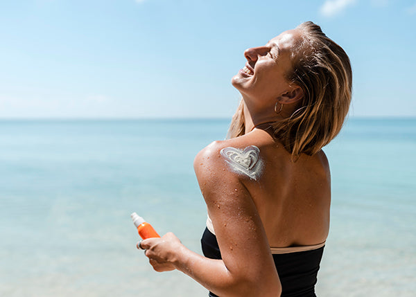 Come prendersi cura della pelle mentre si prende il sole 