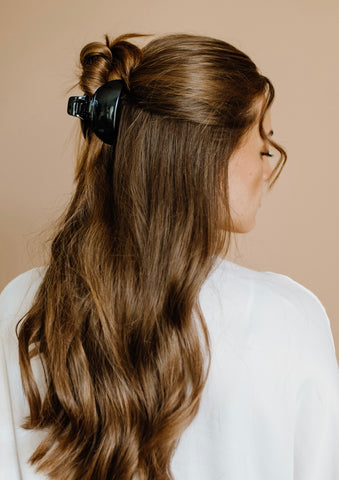 Coiffure femme aux cheveux longs et épais 