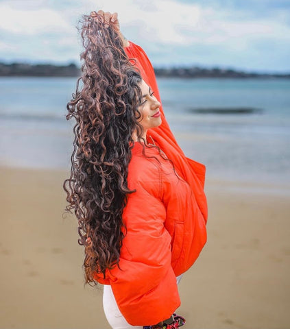 influencer de pelo rizado