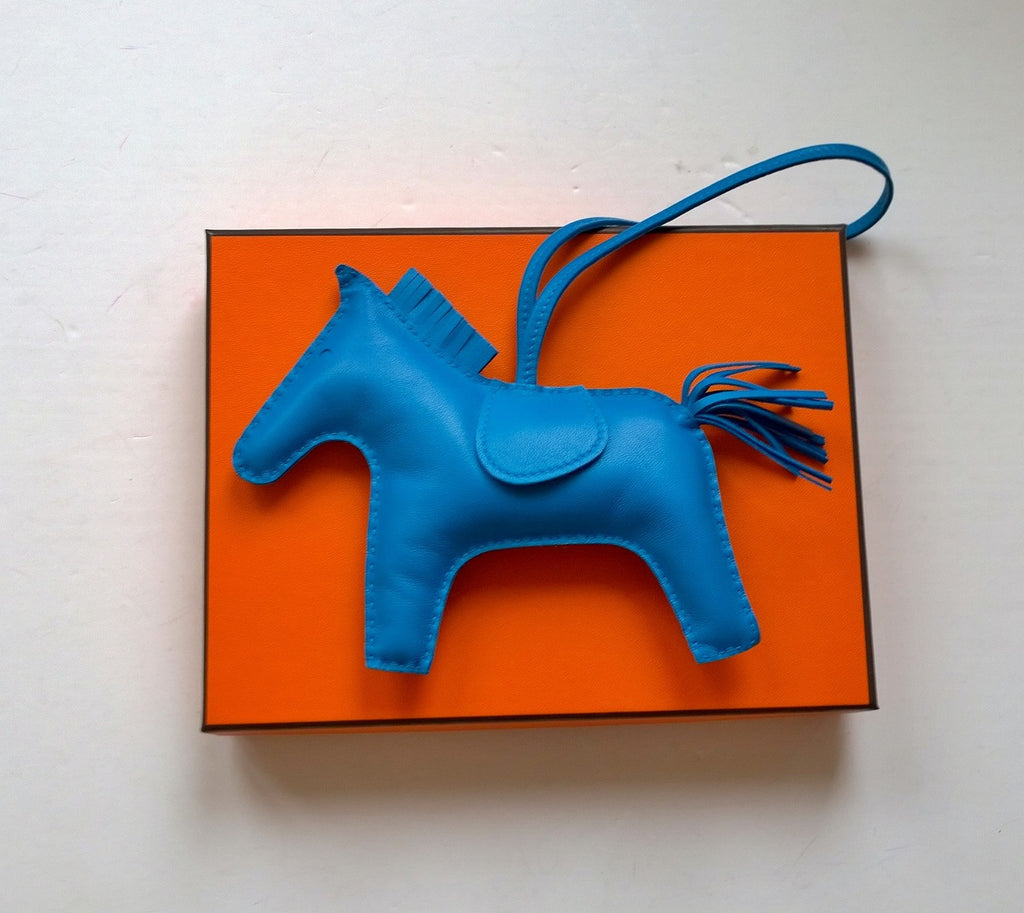 hermes horse charm size