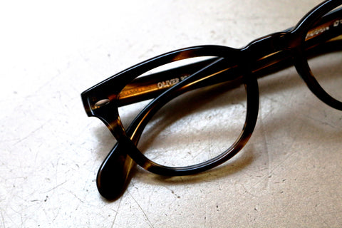 Mørke Oliver Peoples briller