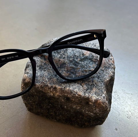 Buddah briller på en sten
