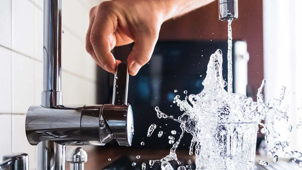 splashing water from the tap