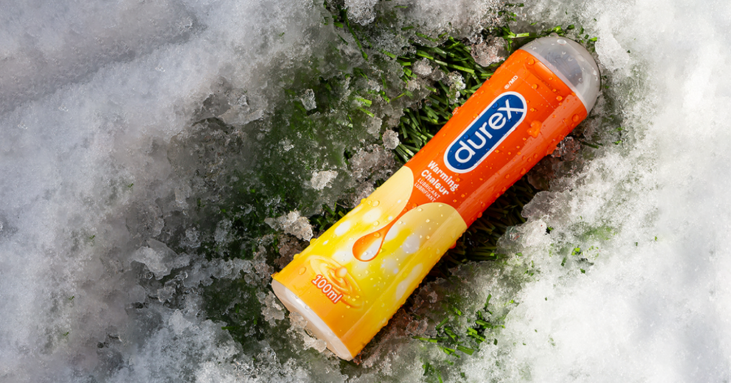 Une bouteille de lubrifiant DurexMD; Chaleur fait fondre un amas de neige.