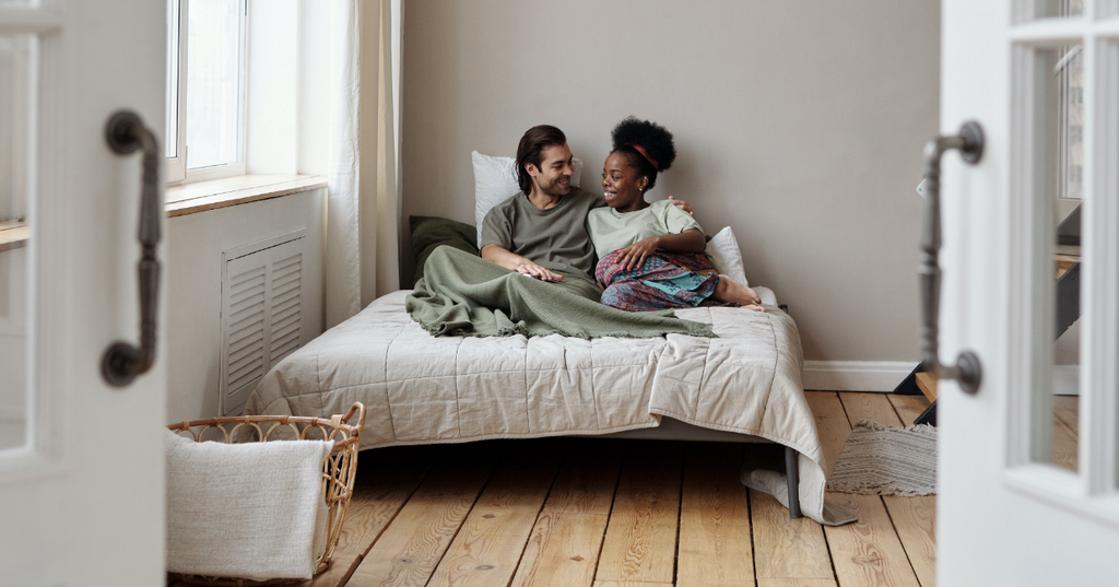 Deux partenaires discutant de nouvelles choses à essayer au lit avant de passer à l’acte. 