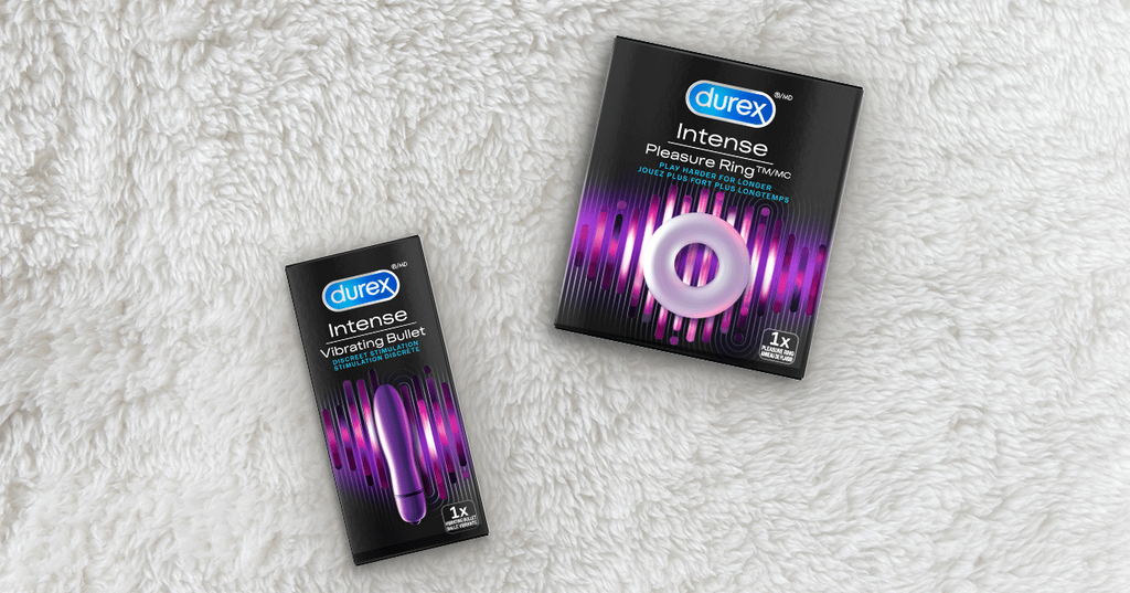 Un anneau pénien Durex Pleasure Ring et un vibromasseur Durex Intense Bullet disposés sur un tapis. 