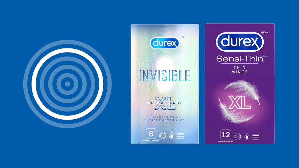 Des emballages de condoms Durex Invisible XL et Sensi-Thin XL sur fond bleu à côté d’une illustration de cercles concentriques.