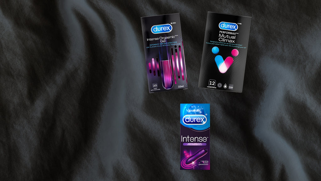 Du gel Durex Intense Orgasmic, des condoms Durex Performax Mutual Climax et un vibromasseur Durex Intense dans leurs emballages sur un drap de satin noir.