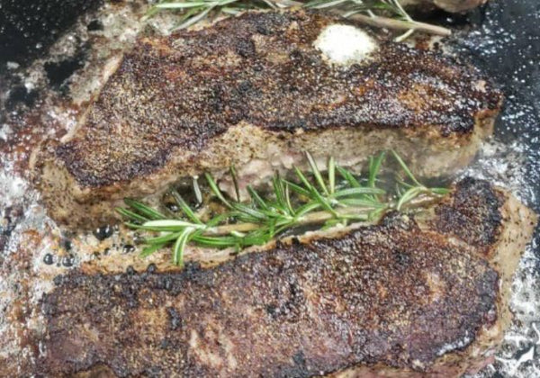 Cuisson du steak sur une plaque chauffante Pit Boss