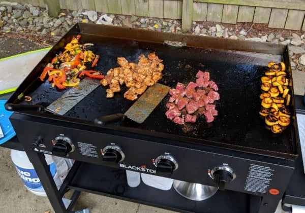 Cuisiner sur une plaque chauffante Blackstone