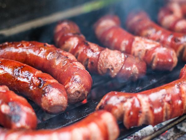 Ahumar salchichas compradas en la tienda en un ahumador con parrilla de pellets