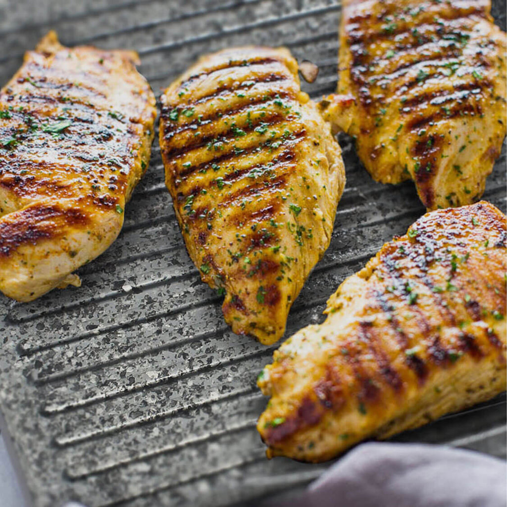 Poitrine de poulet sur le gril électrique intérieur Atgrills