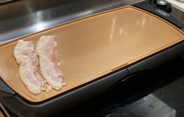 cocinar tocino en una plancha eléctrica