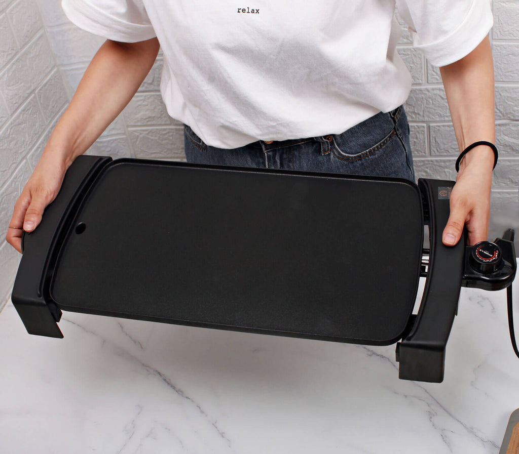 Holding black smokeless indoor electric griddle