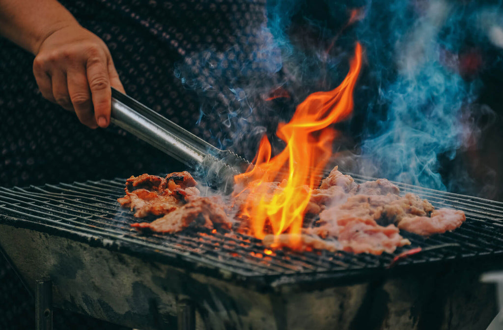 Homme cuisinant de la viande