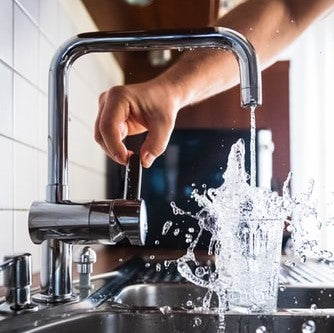 Combien de litre d’eau doit-on boire par jour color bottle