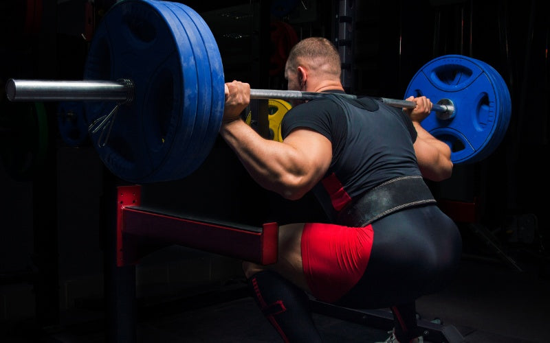 powerlifter using a weight belt