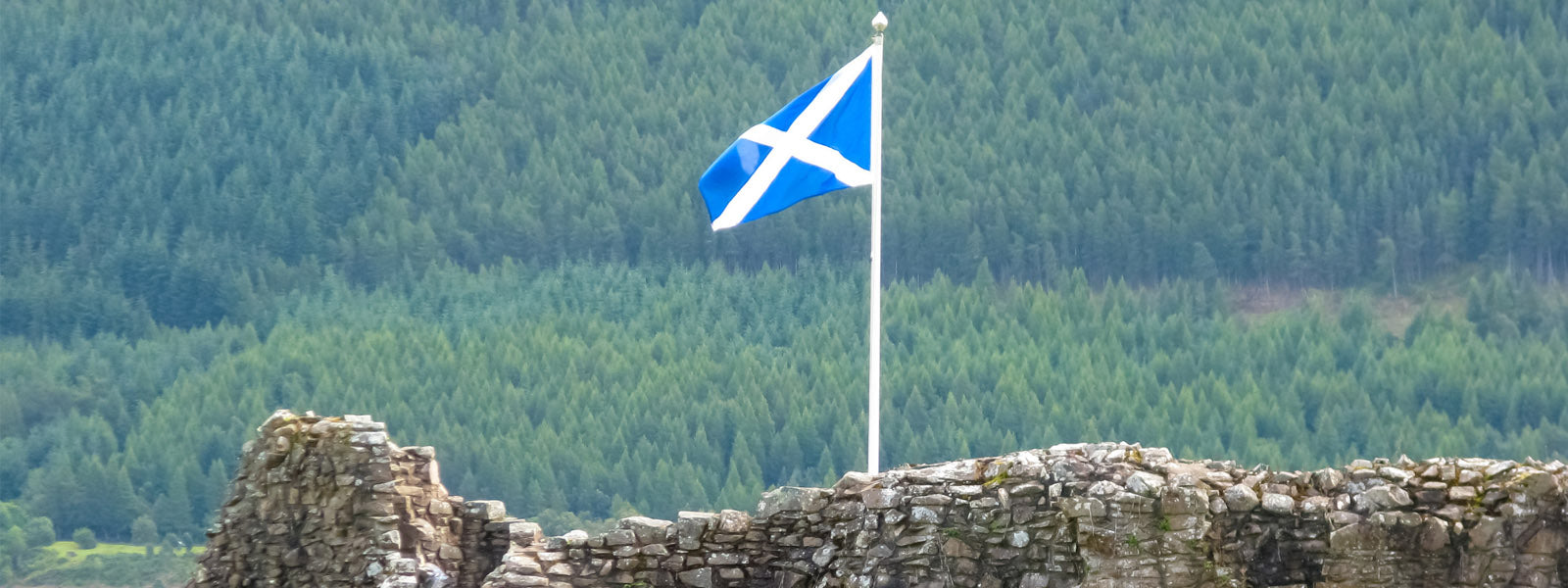 drapeau de l'Écosse près d'un lac 