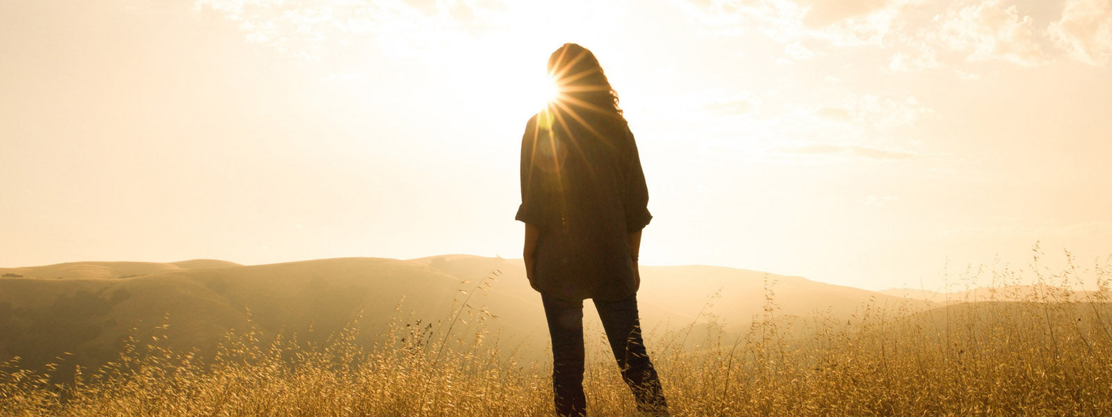 femme qui regarde un lever de soleil