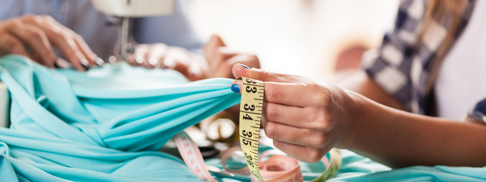 femme qui mesure un morceau de tissu