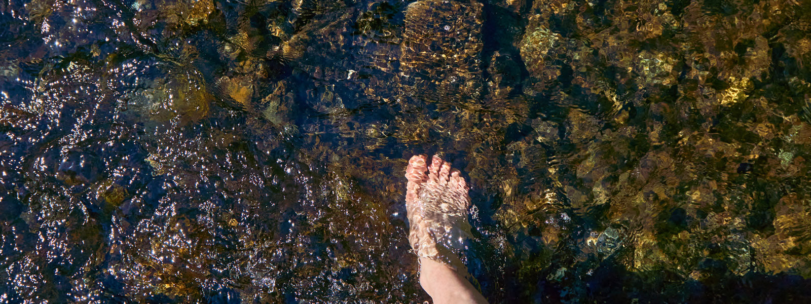 pied dans l'eau d'une rivière