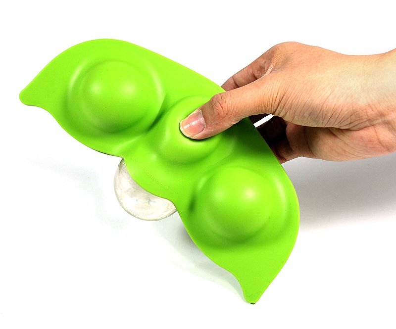 https://cdn.shopify.com/s/files/1/0252/3466/9665/products/Frozen-Peas-Ice-Ball-Mold-2.jpg?v=1649290214