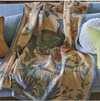 Manta Toile Sepia con diseño de pavo real de John Derian